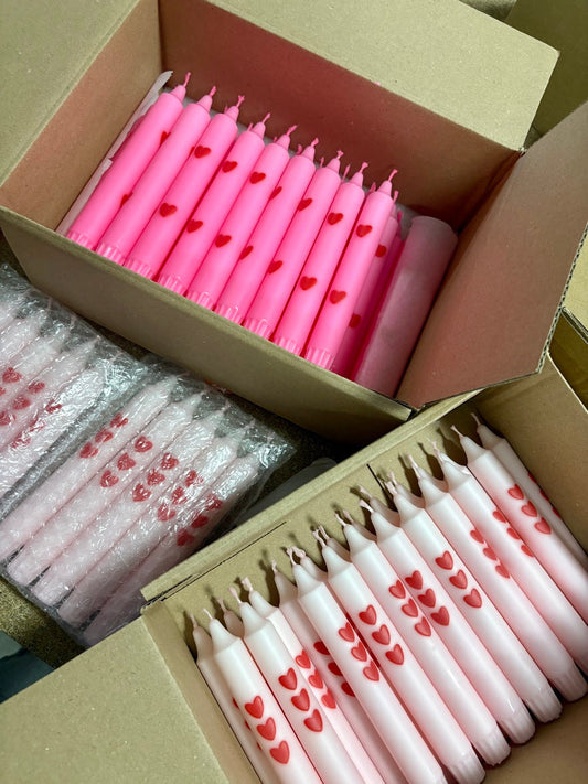 Gekleurde dinerkaarsen: zo geef je je tafel direct meer sfeer